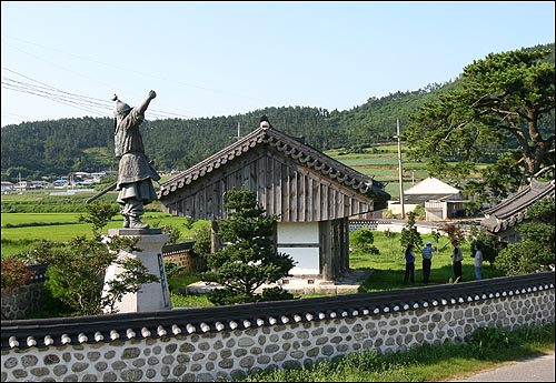 배중손 장군을 모셔 놓은 사당. 왼쪽이 배중손 장군상. 